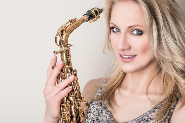 Saxofonistin aus München und dem 5(fünf)-Seen-Land für Shows, Dinner , Partys, Events, Messen, Lounge, Trauungen & Präsentationen.